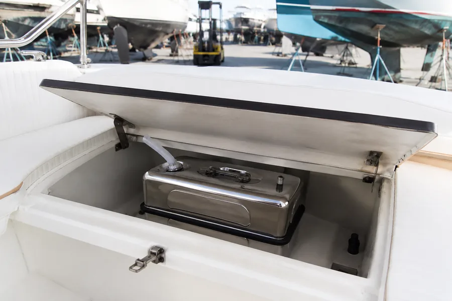 Horizontal Stainless Can — 5L / 10L / 20L in use: Marine & boatyards